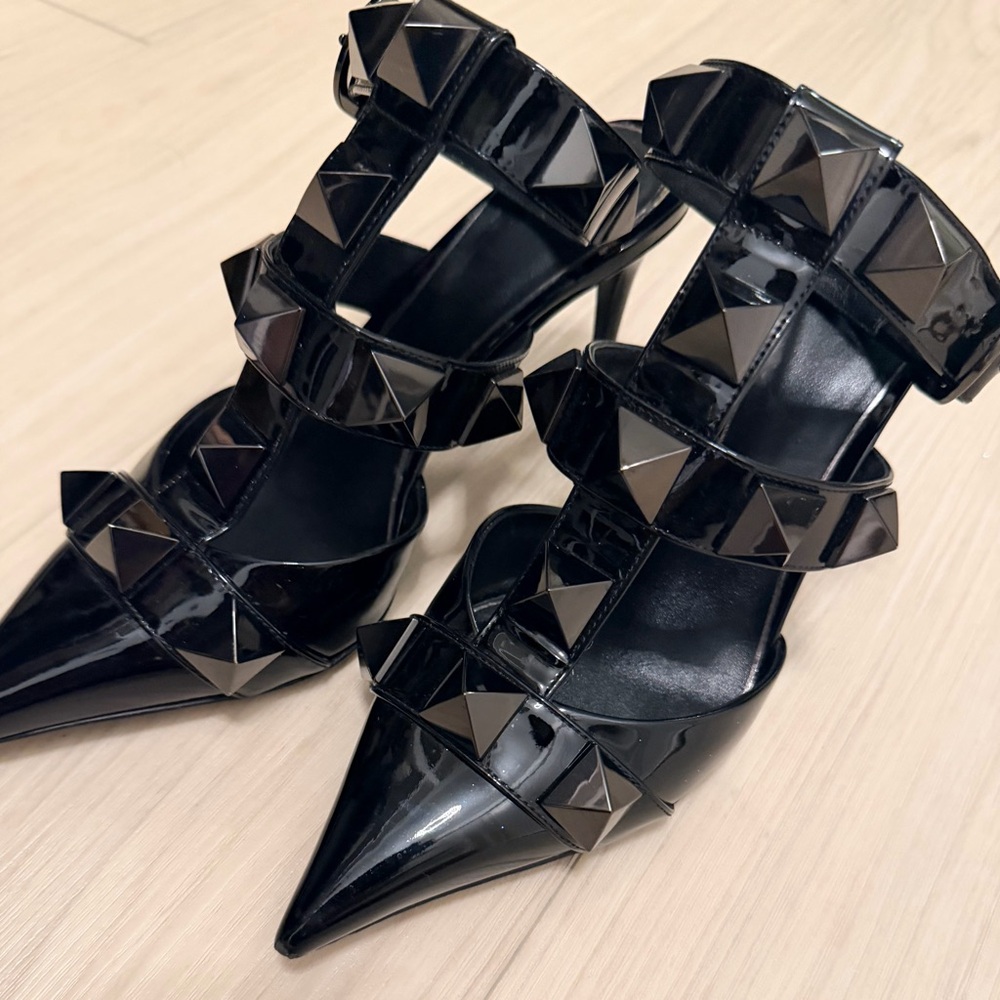 Classy Valentino Garavani Black Patent Pointed-Toe Stud Strap Heels